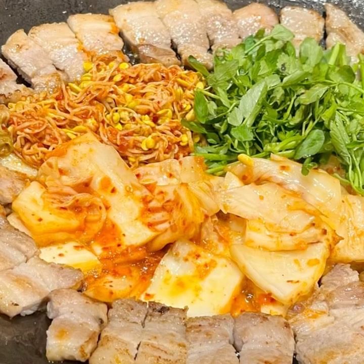 솥뚜껑 1티어는 이제 여기🥺

지난 주말에 다녀왔는데
또 가고 싶당💖

> 솥고집 사당점

💙웨이팅 많은 편인데, 회전율도 좋은 편
💙예약 가능 (2층_예약석)
💙고기 다 꾸워줌 친절 친절
💙그냥 맛있음ㅜ

#사당맛집 #이수맛집 #동작구맛집 #동작맛집 #삼겹살 #고기 #육식 #육식주의자 #솥뚜껑 #솥뚜껑삼겹살 #미나리 #삼겹살맛집 #존맛 #존맛탱구리 #서울맛집 #고기맛집 #서울 #맛집 #맛집추천 #사당역맛집 #이수역맛집 #고깃집 #가족 #외식 #회식 #추천