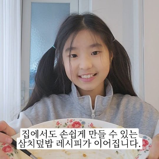 #삼치덮밥 만들기 🐟

삼치말고 가시를 제거한 다른 생선으로 대체가능합니다.

삼치는 가시를 제거해서 준비해주세요.
후추 톡톡톡 뿌려준 뒤
부침가루를 표면에 고루 뿌려서 준비해주세요.
프라이팬에 기름 넉넉히 둘러준 뒤
중불에서 바삭하게 삼치를 구워주세요.
(다 구워졌으면 대기)
팬에 간장 4T, 맛술3T, 물엿3T, 설탕2T, 생강 1/2T, 물180mL
넣고 끓여주세요.
바글바글 끓기 시작하면
구워놓은 삼치넣고, 꽈리고추 5개 썰어서 넣어서
그대로 졸여주세요.
꽈리고추 필수 (소스의 맛이 달라짐)
꾸덕하게 졸여주시면 OK
그릇에 밥 깔아주시고,
꾸덕해진 소스 3~4T 올려준 뒤
양념이 졸여진 삼치 올려주세요.
페페론치노(없으면 고추가루 대체가능)
파슬리가루 솔솔 뿌려서 드세요 😍😍

#오직국민안심캠페인 #아이러브씨푸드 #Iloveseafood #덮밥요리 #행복한가정
#수산물 #안심수산물 #수산물먹방 #삼치요리 #생선요리 #수산물요리
#집밥 #요리스타그램