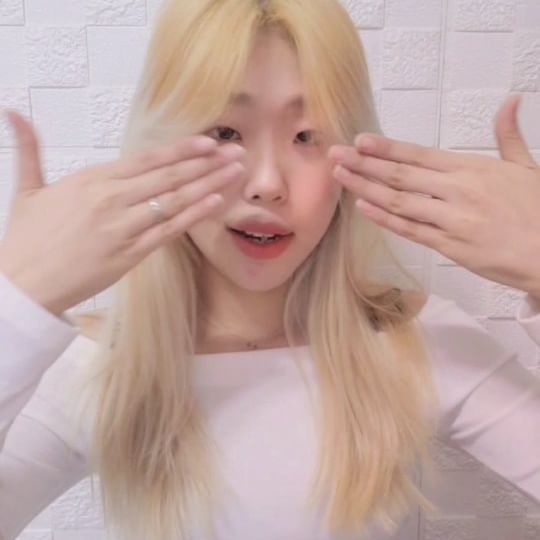미리 이쁜척 죄송합니다 🥲
#광고 국민탈색약으로 유명한 #이지엔 에서 리뉴얼된
#슈퍼리치크림블랙빼기 로 #탈색 해보기
리뉴얼된 슈퍼리치크림 #블랙빼기
1. 용량이 무려  150% 나 업그레이드 됬어요!!🆙️🆙️
> 기존 용량은 적어서 진짜 한 매장에서 잔뜩 구매했었는데
이제는 그러지 않아도 되요😁😁
2. 높은 탈색력
> 진짜 제가 사용해본 탈색약중에서는 갑입니다👍👍
3. 손상적은 탈색 가능
> 4가지 리치 오일을 함유해서 손상 적게 탈색이 됩니다☺️
4.닥터본드 헤어키트 증정
> 잠깐만 하는 이벤트 아니구요!!🙅‍♂️🙅‍♂️
헤어키트로 오일+보색샴푸가 같이 들어있어요
어느 탈색약에서 보색샴푸를 같이 주냐!! 이마리에요!!!😲
딱 탈색하고 옐로우끼 아웃으로 보색샴푸까지 딱 마무리하면
아주 기똥찬 탈색 성공!!🌟
#셀스타그램 #likesforlike #일탈 #인스타그램 #daily #dailylook #instagram #like #좋아요 #소통#일상사진 #97 #셀카 #f #소통해요  #life #직장인 #사진스타그램 #맞선팔좋아요 #셀피 #데일리 #이지엔체험단
 #reelsinstagram #reels #염색

왜때문에 싱크가 안맞지.. .분명 올리기 전엔...
잘 맞았는데🥲