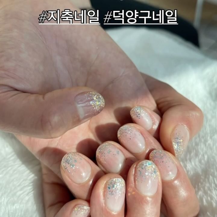 지축역 네일 잘 하는 집
@by.goyoon_beauty 
케어 정말 꼼꼼하고 유지력 갑!
글리터 그라데이션은 말해모해👍
영롱보스~ 촤라라💅🏻
#삼송네일 #지축역네일