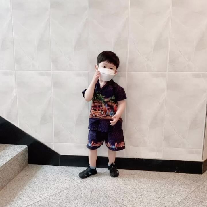 얀이 하원시키면서 차에서 내리는데 얀이가 갑자기 나한테
“오박사님을 아세요?” 이라는거다😳
얘가 이걸 어떻게 아나 신기하기도 하고, 당황스럽기도 하고..
요즘 애들은 뭐든 다 빠르구나 싶어 잠시 이걸 뭐라고 교육해야하나 고민했지만,,,, 
그냥 집에와서 홍박사님을 아세요 노래틀고 같이 춤췄다😬
 
 
#홍박사님을아세요 #오박사아니고홍박사야