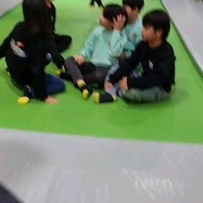 키즈카페까지와서 뒤공중 연습하는 주와니 ㅋㅋㅋㅋ