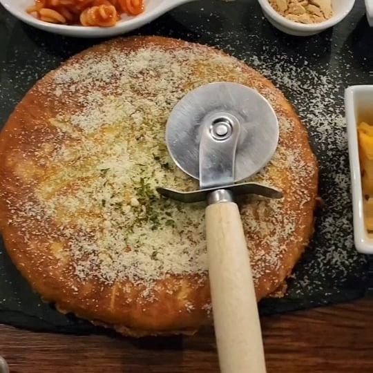 호맥 당리점

📍 주소: 부산 사하구 낙동대로450번길 3
⏰️ 영업시간: 17:00 ~ 02:00

🍽 주문메뉴
초코 마카다미아 호떡 13,500원
로제치킨 14,000원

분위기 좋고 맛있는 호맥
달달한 호떡과 맥주의 조합
2차로 가기 좋은 맥주집

바삭바삭한 호떡 안에
달콤한 누텔라와 마카다미아가 만다
달달 고소한 맛

치킨도 맛있다니!!!
로제 소스와 바삭한 튀김의 순살 치킨

안주 종류도 다양하고 간단하게 맥주 한잔하기 너무 좋아요

#하단술집 #하단맛집 #하단맥주 #부산술집 #부산맛집 #부산맥주 #맥주맛집 #호떡맛집
#사하구맥주 #호떡추천 #하단역술집 #부산핫한술집 #술안주추천 #호맥당리점 #호맥 
#맥주 #먹스타 #맛스타 #당리술집 #당리맥주 #부산하단술집 #호떡