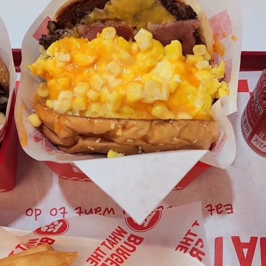 🍔 왓더버거 부산역점

📍 주소: 부산 동구 중앙대로196번길 6-1
⏰️ 영업시간: 10:30 ~ 21:00
라스트오더 20:20

🍽 주문메뉴
신메뉴 몽글몽글 옥슈슈버거 세트 11,800원
더블 불고기버거 세트 ​11,900원

왓더버거 이번 신메뉴 대박!!
몽글몽글 옥슈슈버거 강추합니다

진짜 이거 꼭 드셔보세요
육즙가득한 고기 패티 위에 치즈와 베이컨
그리고 부드러운 스크램블 에그와 옥수수 듬뿍
특제 소스까지 진짜 너무 맛있답니다

크기가 어마어마한 만큼 든든한 한끼 식사 했답니다
진짜 너무 맛있던 부산역햄버거 
수제버거 맛집 찾으신다면 왓더버거 가보세요
​
#왓더버거 #왓더버거부산역 #왓더버거신메뉴
#몽글몽글옥슈슈버거 #부산역맛집
#부산역햄버거 #부산역수제버거 #부산수제버거
#수제버거맛집 #부산맛집 #부산여행 #부산데이트
#수제버거 #부산맛집 #먹스타 #맛스타