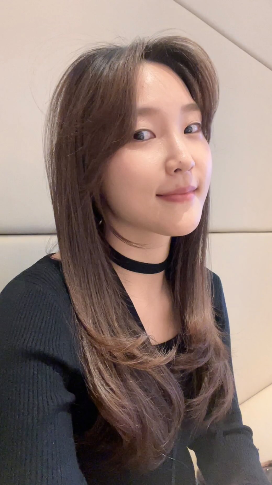 #협찬 @rollingjay_official 

머리결이 너무 상해서 
복구클리닉 체험하러 갔다가 
인생 디자이너쌤 만나고 왔습니다🫢

지난 영상들에서 보이던 
푸석 부스스한 
제 머리가 이렇게 변했어요!!

복구 클리닉이라고 해서 
머리결이 부드러워지는것만 기대했는데 
이렇게 육안으로도 차분해지는 효과가 있네요 

그리고 무엇보다 얼굴형 맞춤 커트 
너무 너무 너어무 만족스러워요 진짜 👍🏻

롤링제이 본점 하준 부원장님 @rollingjay_hajun 
묭실 유목민 탈출하게 해주셔서 감사합니다ㅎㅎ 
단골할게요☺️ 

#운동하는에린
#롤링제이#청담미용실#강남구청미용실#청담머리잘하는곳
#복구클리닉#복구클리닉잘하는곳#하준쌤#헤어모델