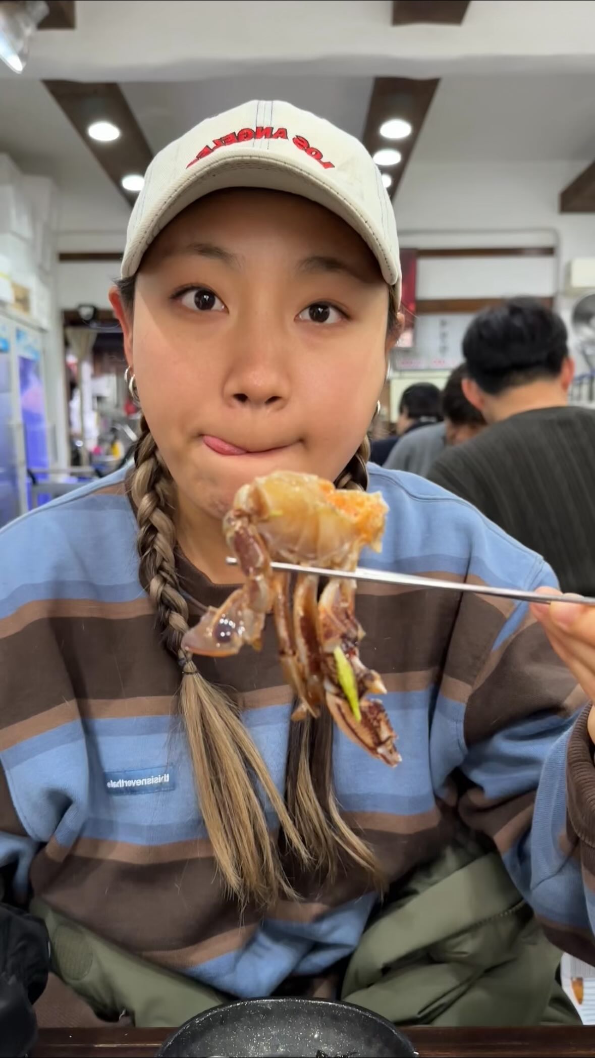 해장국으로는 둘째가라면 서러운 제주도🏝️
다진마늘 팍팍 넣어먹으면 맛이 또 한 번 깊어지는데

그 뒤로는 다른 국밥집에 가더라도
다진마늘 없으면 주실 수 있는지 꼭 여쭤봐요🫢

도민들도 따로 사러 오는 간장게장이 기본찬😍
여기 간장게장에 밥 한 공기🍚
해장국에 또 한 공기🍚🍚

해장마려운 아침에 일어나자마자
다니가 눈 비비고 출몰하는 곳🤤🤤🤤

📍백성원 해장국
제주시 동광로4길 1

✅ 별도 주차공간이 없음, 근처 골목길에 주차
✅ 가마솥에 푹 끓이는 곰탕 또한 일품

전국 택배 보내신다는 간장게장이 진짜 미친놈🤤

#제주도민맛집