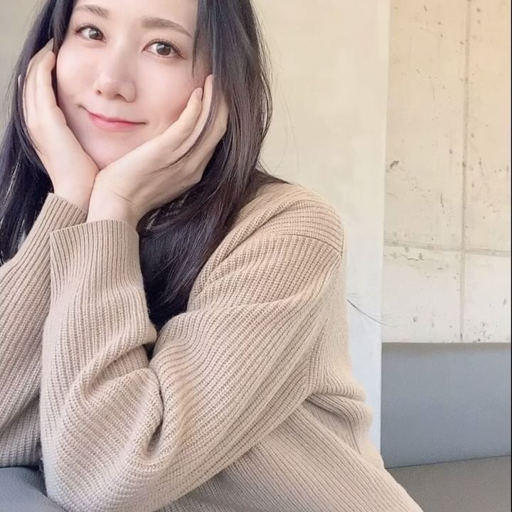 #협찬 @ollio.official

풀메라도 속눈썹 붙이냐마냐 차이가 크죠!
속는썹은 글루때문이라도 잘 안붙였는데 #노글루속눈썹 이라니😍
초보자도 쉽게 붙일 수 있다길래 도전!!! 했는데 사실 처음엔 손에 안 익어서 어설펐어요 ㅋㅋㅋㅋ
두번째부터는 넘나 쉽게 붙일 수 있었답니다👍🏻

노글루가 당연히 잔여물 남지 않고 트위저로 쉽게 떼어낼 수 있어요!
#ollio 종류는 4가지 있는데 자연스러운걸 좋아하는 저는 내추럴로 PICK🧡
아-그리고 기둥 갯수에 달라서 눈매에 맞게 붙일 수 있음👍🏻

점용 트위저가 있는게 제일 신기하네요!
가끔씩 주말에 기분전환 하고 싶을때 붙여야징😍
.
.
.
#올리오 #올리오속눈썹 #노글루올리오 #올리오싱글키트 #속눈썹추천 #코덕 #뷰스타그램 #아이돌속눈썹 #가닥속눈썹 #아이메이크업