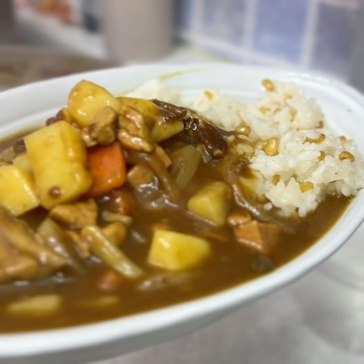 🍛일본카레만들기🍛
일본여행다녀오면서 
@lona_kjh  선물로보내준 카레로 
냉장고털어 저녁만들어 보았어요~ 

한국카레보다 뭔가 굉장히 찐하고 밋있어요 ~ 

올리브유랑 버터가 필요헸는데 
역시나 에스파뇰라 스프레이 오일로 해결!! 👏

주말에 냉장고 털어서 
밋있는거 해먹기 💕💕

고마워 💕💕

#일본카레 #골든커리 #주말일상