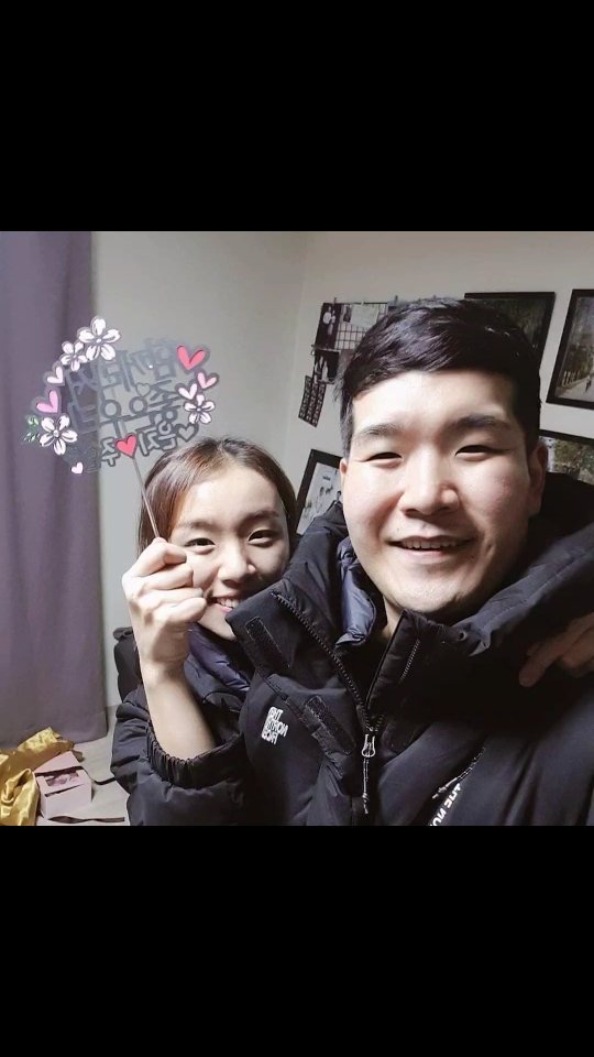 오매!!!갑자기 인스타 알람이 울리더니
이런 영상을 만들어주네!!!감동이당❣️

7년 전,
우리 1주년 결혼기념일🥹💗

똥손이지만 
남편을 위해 직접 케이크도 만들고
패딩도 사주고
나랑 1년동안 사느라 고생했다고
365만원 용돈도 주고 
촛불 이벤트도 하고
내가 행복하게 해줄 수 있어서
행복하다고 말하고
29살에도 완전 순수 그 잡채였어..🥹🥹🥹

새까맣게 다 잊고 지냈는데 대박
내가 그랬다니 주언이를 진심으로
많이 많이 좋아했구낭!
(지금도 좋아함😍🥰❣️)

저때는 둘이 사는게 참 빠듯했었는데
마음이 참말로 으뜸이었네

7년동안 우리에게 많은 일들이 있었지만
그래도 지금껏 잘 헤쳐나가고 있어서
정.말.다.행.이.다!

요즘 서로 바쁘고
처음부터 끝까지 대화주제가 일이라
부딪힐 때도 많지만
그래도 우리의 바탕은 찐사❤️였기에
앞으로도 재밌게 잘 해나가보장!🙏