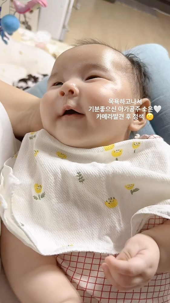 요즘 아침에도 기분좋고 
맘마먹고도 기분좋고 
목욕하고도 기분이 좋아서
폭풍 옹알이 쫌 하는 소은이 🤍