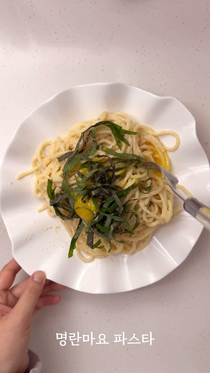 초간단 명란마요 파스타🍽️

면 삶을 때 말고는 불 쓸 일도 없고 
만들기 엄청 간단한데 맛있어요😌
노른자 중간에 깨뜨려버려서 당황스러웠지만😳
자연스럽게 쉑킷해버렸어요ㅎㅎㅎ

명란마요 소스 레시피 그대로 활용해서 
계란말이에 올려 먹어도 맛있을 것 같아용🫶

명란마요 소스
명란 2개, 마요네즈 1, 올리브유1, 후추 많이, 녹인 버터 1/2 

삶은 면+면수+명란마요 섞어주기만 하면 끝!💛

#명란마요 #명란파스타 #간단파스타 #홈쿡레시피 #신혼밥상 #파스타레시피 #집밥 #오늘저녁