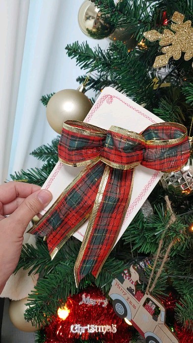 선생님 전화 받고 급하게 크리스마스카드 뚝딱_🎄
센스없는 엄마의 최선이라오 ㅎㅎ
.
1. 동그라미를 그린다
2. 나뭇잎과 줄기를 선으로만 그린다
3. 나뭇잎을 채색하고, 줄기 위에 열매를 둥글게 채색한다
4. 리스안에 메세지를 남긴다
5. 뒷면에 큼직한 리본을 붙여준다
.
#크리스마스카드 #크리스마스카드만들기 #크리스마스리스그리기 #크리스마스엽서 
#크리스마스준비