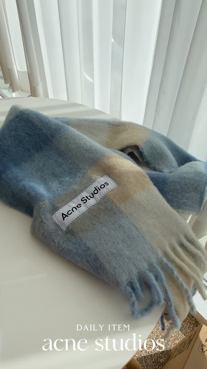 ✨
몇년전부터 사고 싶었던 #아크네스튜디오머플러
드디어 나도 생겼다. 유훗~
’Acne Studios Mohair Check Scarf Pastel Blue Beige‘ 공홈에서 품절된 컬러라 더 애정이 가는군
나의 데일리룩에 자주 등장할 예정이니까
목도리 묶는 법 연습해야겠다.
전 #KREAM 크림에서 구매해주신 제품 선물 받았어요

#acnestudios#acne#아크네머플러
#아크네스튜디오#머플러#머플러추천