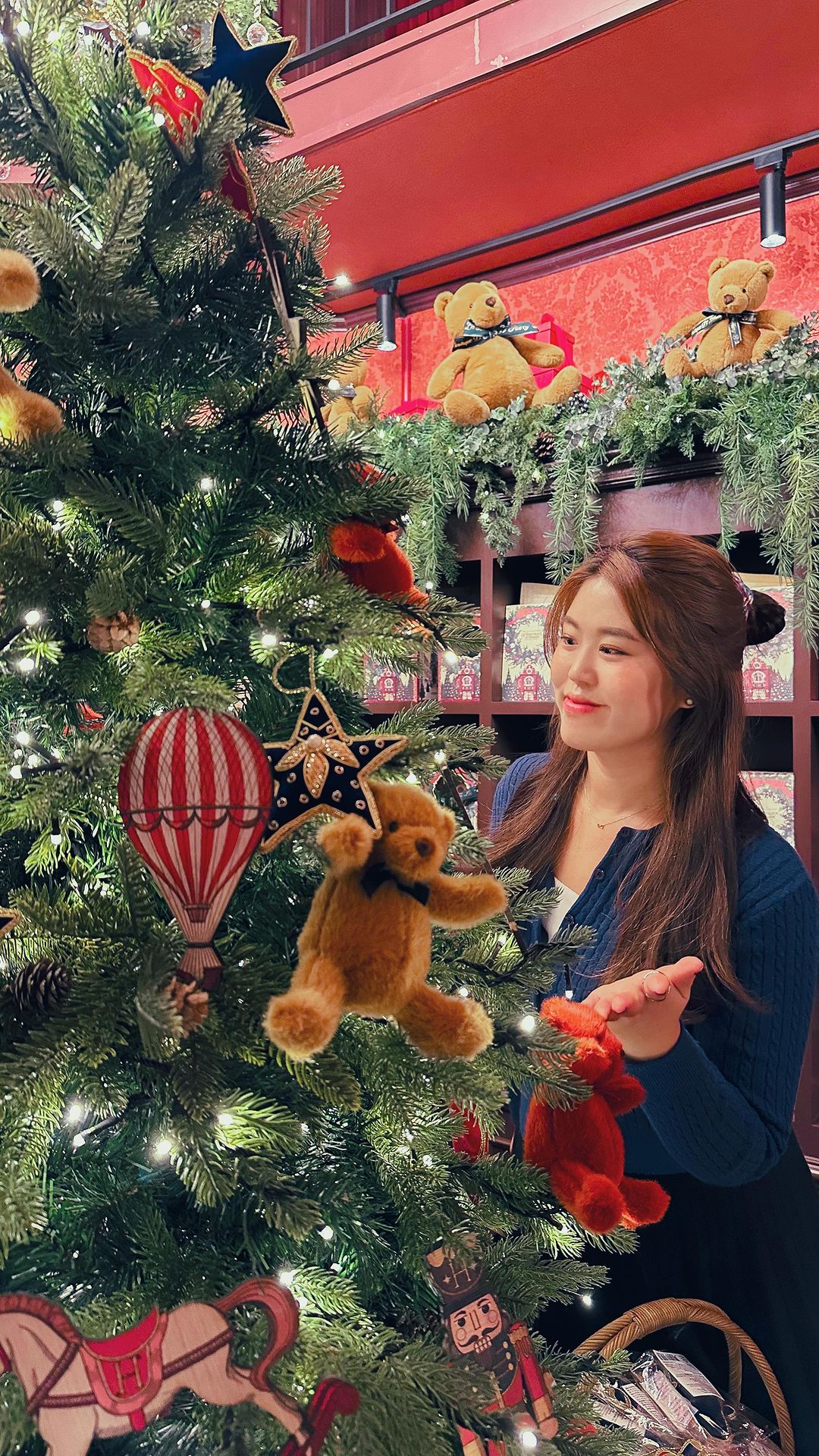 예약 없이 다녀온 더현대 서울 크리스마스🎄
판교 현백 마켓이 투디였다면 더현대는 쓰리디 🐻
더 늦기 전에 크리스마스 분위기 즐기러 떠나요 ✨

🔹La Boutique D’HAPPY ~12월 25일까지
🔹크리스마스 마켓 5층 사운즈 포레스트

☑️ 평일 현장 방문 1:50 QR예약 > 5:30 입장
카카오톡으로 실시간 웨이팅 체크 가능! 내 앞에 남은 팀 확인할 수 있어 시간 맞춰 방문 입장
☑️ 각 포토존도 대기줄이 길어서 가급적이면 입장 후 포토존 먼저 찍고 대형트리, 상점 구경 추천
☑️ 백화점 마감은 8시, 팝업스토어는 10시까지라 밤에 입장하면 한적하게 즐길 수 있다고 해요 :)

📍 현대백화점 더현대
➖ 서울 영등포구 여의대로 108 
➖ 운영시간 : 매일 10:30~20시
️ 
 #YEON_서울