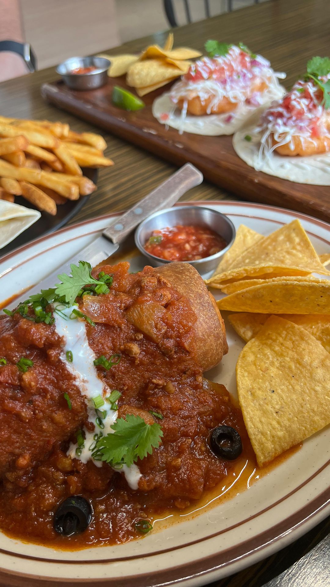 대구에서 타코 젤 맛있는 집 어딘지 아는 사람 손🌮🌮

맛집로그의 원픽은 바스코🤍
신선한 재료들을 또띠아로 감싸 
한입에 가득 채우면 여기가 바로 멕시코
치미창가와 퀘사디아도 빼먹으면 섭하다구요🤭✨🌮

바스코 동성로 본점
☑️ 대구광역시 중구 동성로4길 100 vasco
☑️ 12:00-21:30 (라스트오더 20:00)
☑️ 연중무휴
☑️ 전화번호: 0507-1400-9354
☑️ 주차공간 없음 / 단체석 있음 / 포장 가능 
#대구타코 #대구맛집 #동성로맛집 #대구가볼만한곳 #대구숨은맛집