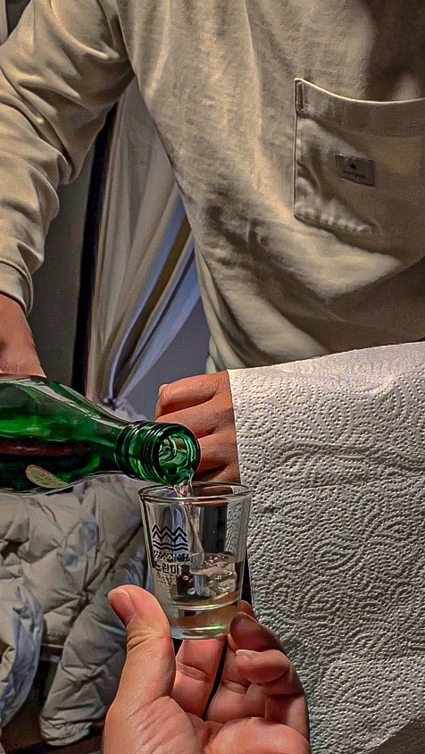 캠리크 남부지방러겸 느마구독자들과의 캠핑🥂
느린마을 술만이 존재했던 이번캠. 
고급술엔 고급지게 따라줘야한다며 센스잇게 키친타올 둘러주신 모즐형님🤪 영상협조해주느라 다들 넘나리 고생했숴유. 
요건 느마에 검토받고 내일올릴영상제외한 짜투리영상 짜집기ㅋ
손기술이 현란한 나년이네 부부덕에 보는재미가잇었음
언제까지 짠만할거냐며 오늘내에 먹을수는 있냐며ㅋㅋㅋㅋㅋㅋ무튼 섞어짬뽕먹어도 담날 모두 개운하게 안먹은거처럼 담날 다시 시작했던 느린마을 알럽🫶

시즌주인 세시주는 @endor._.camping 이가 세시에먹으래서 아껴둿다 세시에 다시먹고.
약주도맛있지만 들국화술은 더 맛있다는것을 알았고. 
그술을 먹고는 다들 구매를 했다는 썰도 추가+ 😇

아껴두려했던 미니어쳐는 주군님 선물로드렸는데 술모자라서 그자리에서 다마시구 한병챙겨드린거 잘들구가셧지유? ㅋㅋ
다덜 절거웟습니다. 그러니 우린 또 느마잔뜩챙겨 곧보것구만🫶 with 
@da_hae_486 
@mojeul_camping 
@na_yeon__camper 
@dodojj89 
@jugun_camping 
.
.
#캠핑#캠핑기록#camping#느린마을#구독자#캠리크#술스타그램#2박3일#부어라마셔라#떼캠#느린마을증류주#느린마을약주#빙탄복#호감#단체캠#일상