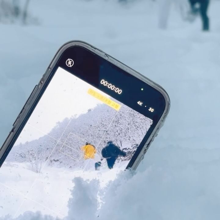 1초안에 여행하고싶어지는 영상❄️🤍

📷감성여행 영상 찍는법

✔️핸드폰 두개를 준비한다
✔️핸드폰 한대를 눈에 넣는다
✔️눈에 넣은 핸드폰 화면을 꾹 눌러 노출고정,초점고정을 한다
✔️다른 핸드폰 한대를 삼각대로 고정하면 끝
✔️냅다 달려가서 눈싸움을 한다

발이 푹푹빠질정도로 많이 쌓인 눈과 여행하는 지금
5년만에 이정도로 내리는 눈은 처음이라며 취소된 숙소도
갑자기 가게된 눈썰매장도 계획대로 한건 없었지만
너무 재밌었던 평창여행🤍

더 많은 여행정보 @zzangu_pic 팔로우💙
#짱구픽_평창 누르시면 평창여행정보 보실수있어요✈️