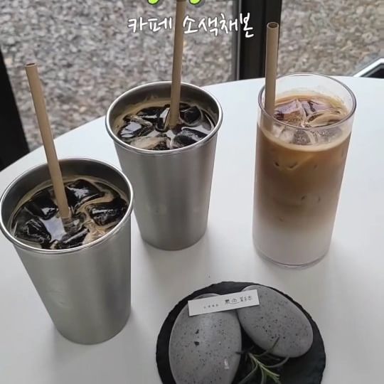 유채꽃 활짝핀 카페 다녀왔지요🙆‍♀️

✅️소색채본
✅️제주 서귀포시 안덕면 사계남로216번길 24-61
🌬산방산 아래
✔️아이스아메리카노 6,500원
✔️흑임자조약돌 무스케이크 9,000원

제주도는 벌써 유채꽃 개화! 유채꽃 카페로 유명한 소색채본 다녀왔다. 신상카페라 사람 없을줄 알았는데 평일인데도 이미 만석일 정도로 인기있었던 카페 소개👏👏❤️

포토존 많고 좌석 넓고 커피 맛있고! 주차까지 편해버려~ 그리고 무엇보다 창밖으로 비치는 어마어마한 규모의 유채꽃뷰에 맘 뺏기는 카페다🩷 산방산 아래 유채꽃밭에서 돈내고 사진찍지 말고 요기 소색채본 오기를 추천!! 프레임에 걸리는 사람없이 인생샷 찍기 가넝

가격대는 조금 있지만 산미있고 맛있었던 커피와 신기하게 생긴 조약돌 케이크까지!! 사람 많은 이유가 있었던, 찾아갔던 길이 아깝지 않은 제주카페였다. 제주도 유채꽃 카페는 여기 소색채본으로 종결함🌼😍🌼

#제주카페 #소색채본 #유채꽃