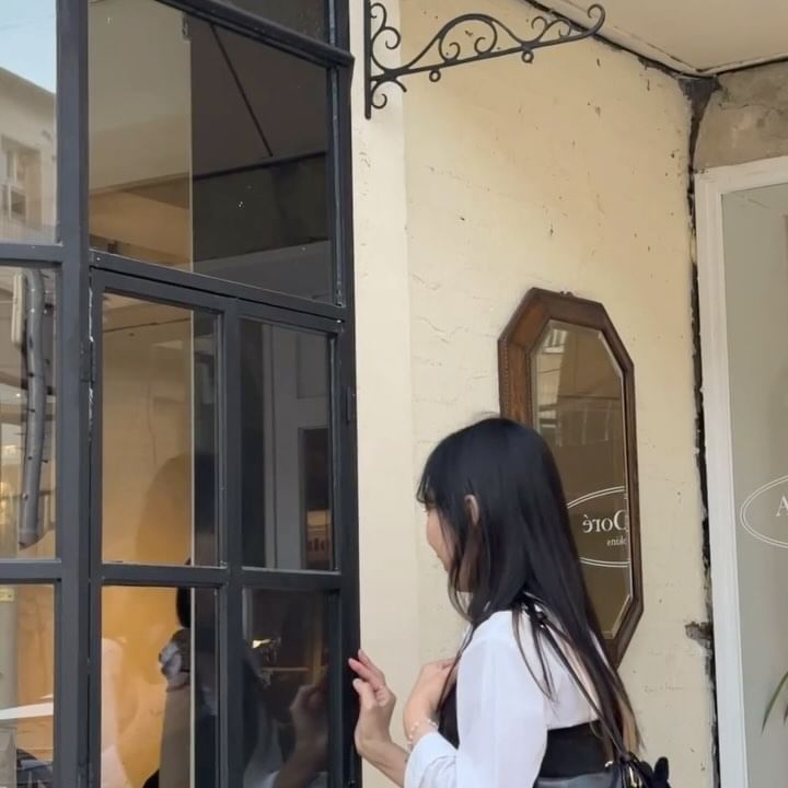 올해 대구에서 가장 핫한 카페 요기 아닐까?!
빈티지 유럽감성 ‘오브도레 드 펌킨스‘
🫧⛲️🏡🫧 

주택개조한 빈티지한 유럽풍 외관 너무 느낌 좋죠.
역시 제 취향은 유럽풍 카페인가 봐요. ㅎㅎ
외부도 예쁘지만 내부도 구석구석 유럽풍 느낌 물씬 이였고요. 아직 가오픈이니 앞으로 더 디테일하게 예뻐질듯하여 기대되더라고요.
1월 마지막 주 주말에 방문하였는데 가오픈 기간인데도 주말이라서 방문하는 사람들이 진짜 많더라고요. 3~4시쯤 가장 사람들이 붐비는 것 같았어요. 
밖에서 웨이팅 하시는 분들도 꽤 있었고요.
디저트 가격 적당하고 음료 가격도 좋았어요.
앞산 쪽에 있는 카페는 거의 처음 와봤는데....
분위기 전부 취저 같아서 종종 와 볼려구요~!!

에그타르트
브라우니
바닐라라떼
카페라떼

📍1월 7일 까지는 가오픈 기간이라고 하네요.
📍테이블 링 원격줄서기
📍대구 남구 현충로5길 6 1층, 2층
📍주차 가능(만차시 인근 자율주차)

#오브도레드펌킨스 #앞산카페 #신상카페 #앞산핫플 #앞산핫플레이스 #대구카페 #대명동카페 #카페 #카페투어 #ootd #데일리룩 #주말일상