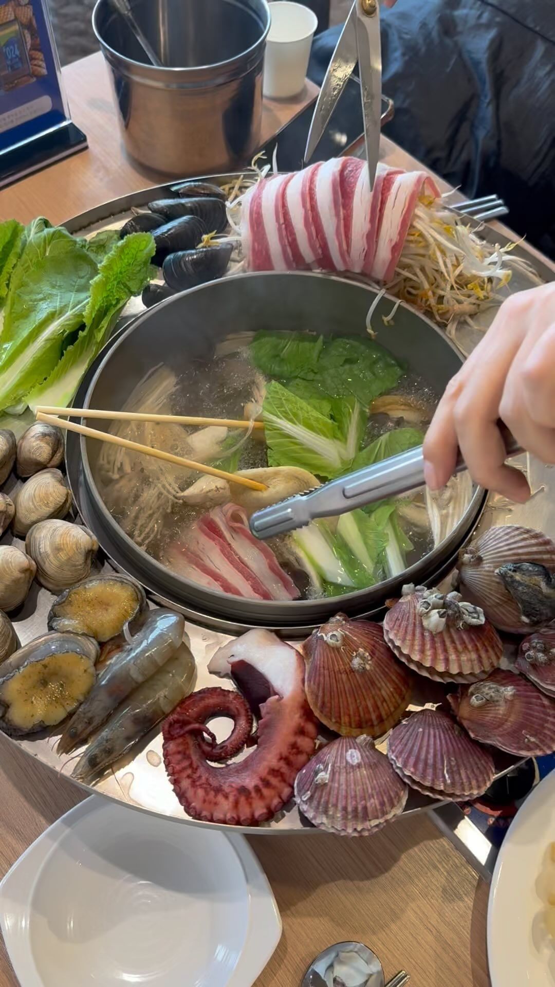 오이도  가서  언제까지  조개구이만  먹을꺼야
바닷바람 쐬고  쌀쌀한데  샤브샤브  최고라규

📍오이도 해담샤브칼국수

  경기 시흥시 오이도로 147
  0507-1393-3347

📍꽃쟁반해물샤브샤브
  1인 21.500원
  2인 43.000원

📍주차 삽가능

🍯 물때확인하고  노을질때  가는게  꿀팁

#오이도#오이도맛집 #오이도샤브샤브#오이도샤브샤브칼국수