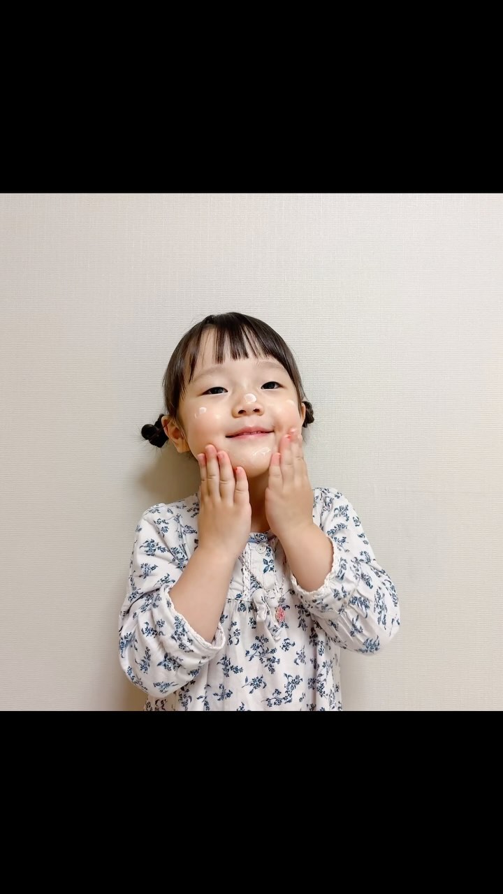 🩵ᴀᴠᴇᴇɴᴏ ᴄʀᴇᴡ🩵
🐰 : 엄마!!! 로션이 냄새가 너무 됴아~~~!!!!!! @aveenokr 
(다소 과격한 로션바르기...😉)

#아비노크루 #아비노 #아비노베이비 #aveeno #민감피부과학전문가 #트리플오트컴플렉스 #육아템 #육아템추천 #육아템공유 #아기로션 #아기로션추천 #아기크림 #아기크림추천 #육아스타그램 #딸스타그램 #맘스타그램 #딸맘 #육아맘