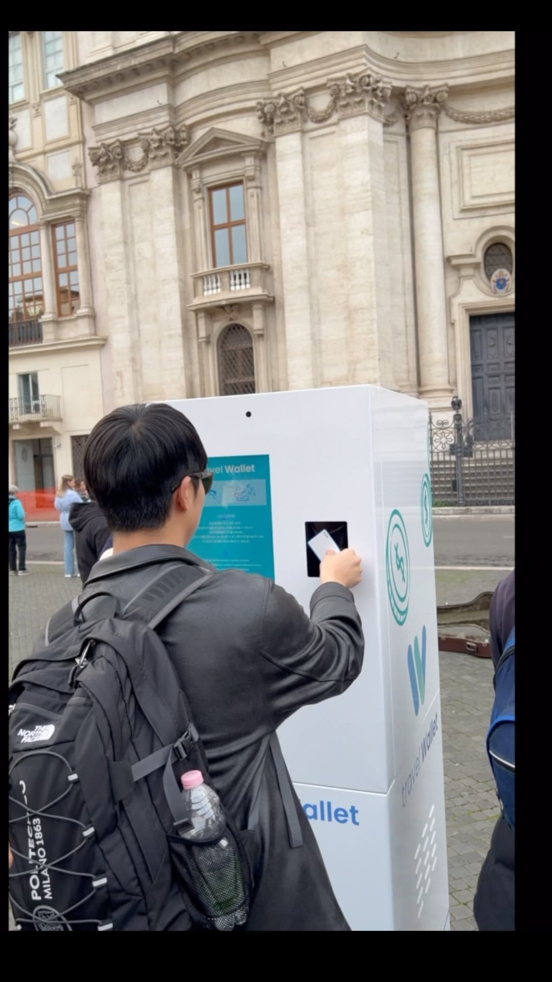 영상의 내용을 간단히 소개해드리자면 친구들끼리 유럽 여행을 갔는데 버스킹 공연을 보게 되었어요
공연비를 내고 싶은데 현금이 없는 상태에서 트래블월렛에 카드를 대었더니 현금이 나온다라는 내용이에요🥰

여행갈때 환전을 해간다고 해도 너무 많이 하면 분실의 위험이 염려되고 그렇다고 조금만 하기에는 사용하다보면 부족할 때도 있어서 어떻게 해야하나 고민되시는 분들고 계실것이라고 생각해요

그런데 트래블월렛만 있으면 걱정없을 것 같아요  ٩̋(ˊᵒ̴̶̷̤ ꇴ ᵒ̴̶̷̤ˋ)و 

세상이 좋아지니 이런 센스있는 것도 나오고 정말 좋네요😍
.
.
.
.
.
.
.
.
.
.
.
.
.
.
.
.
.
.
.
#릴스각 #트래블월렛 #트래블월렛카드 #트래블카드 #현금 #카드 #핫플레이스 #버스킹 #공연비 #유럽여행 #여행꿀팁 #해외여행 #홍보영상 #친구여행 #여행준비 #haha0210_
