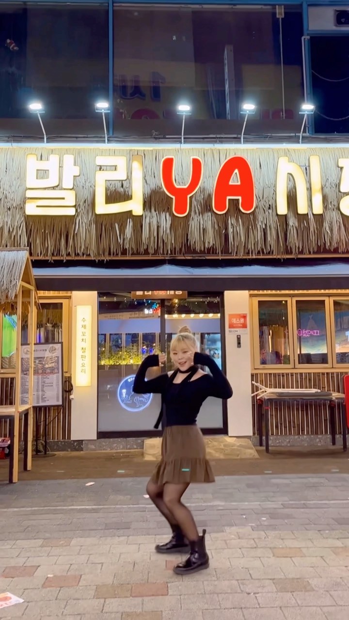 #광고 진짜 발리 온줄 ;;; 🌊🌴 깔끔한 내부 인테리어와 유니크한 감성 술집🤦🏻‍♀️✨ “발리야시장“🏄🏻‍♀️ 근데 일단 안주가 다 너무 맛있어서 먹을 때 마다 깜짝쇼!!!!!!!!!🤭🤭🤭🤭🤭 제가 먹은 대표 안주는 ‘떠먹는피자‘, ’해물치즈떡볶이‘, ‘소불고기숙주전골’ ✔️🤍 같이간 친구들과 먹다가 1위 음식 고르자고 했는데 못 고르겠다고,, 다들,, 그래서 다른 안주도 또 먹으러 올거임🫶🏻💛 I LOVE IT, 발리야시장🎇
.
.
.
.
.
#신중동발리야시장 #신중동역맛집 #중동맛집 #신중동데이트 #술 #떠먹는피자 #해물치즈떡볶이 #소불고기숙주전골 #발리야시장