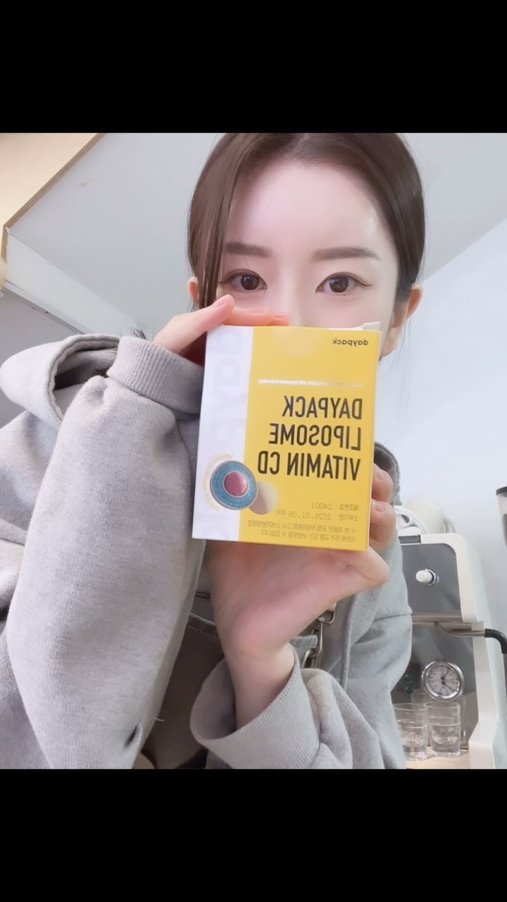 먹는거에 관심이 많은 사람1...
요즘엔 영양소 챙길려고 비타민 많이 알아보고있었는데!
알게된 비타민 브랜드 @d.essential.official 데이팩 소개해드릴게용🌱 
[제품 특장점 안내]
리포좀 제형기술 적용해 체내 흡수율을 높인 비타민 C, D
빈 속에도 속쓰림 없이 섭취 가능한 비타민
고함량 배합 : 비타민C 500%, 비타민D 250%
프리미엄 유럽산 Bart사의 원료 사용
피부 건강을 위한 5종 부원료 : 콜라겐, 엘라스틴, 히알루론산, 비오틴, 효모추출분말
상큼한 레몬맛 미세입자 분말로 사르르 녹는 맛있는 한 포

+ 현재 설관련해서 프로모션도 진행중이라고하네요!
 명절이아니여도 선물용으로 좋은것같아요!

#광고#데이팩#데이팩리포좀비타민CD#활력비타민#리포좀비타민#비타민추천#비타민충전#맛있는비타민#간편한비타민#하루한포#흡수빠른비타민
