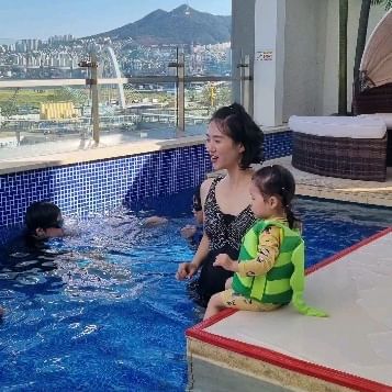 말을 시작하면서부터
아빠입 엄마입 예오입 
아빠배 엄마배 예오배 
아빠옷 엄마옷 예오옷의 무한반복이었는데 

이번 추석보내고나서 패턴이 바꼈다

아빠입 엄마입 예오입 하부지입 멍머입 아야입 ㅎㅎ

가족이 더 있다는걸 인지한 귀한 추석이었네요🍤🍤🍤

(feat. 두달하고 끊은 콧물 다시 시작🤧)OMG😵‍💫
