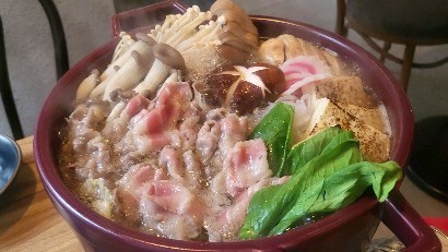 송리단길 맛집 [온나] 

커플끼리 가기 좋은 분위기 좋은 장소 
밤에는 조명도 은은해서 스키야끼+와인 마시고
석촌호수 산책 후, 석촌호수 카페에서 아아 때리면
데이트 코스로 완벽!!!

🚩서울 송파구 백제고분로41길 32 1층 onna
⏰️매주 화요일 휴무| 월~금 18시- 02시

#송리단길 #송리단길맛집 #온나 #송리단길온나 #송리단길맛집추천