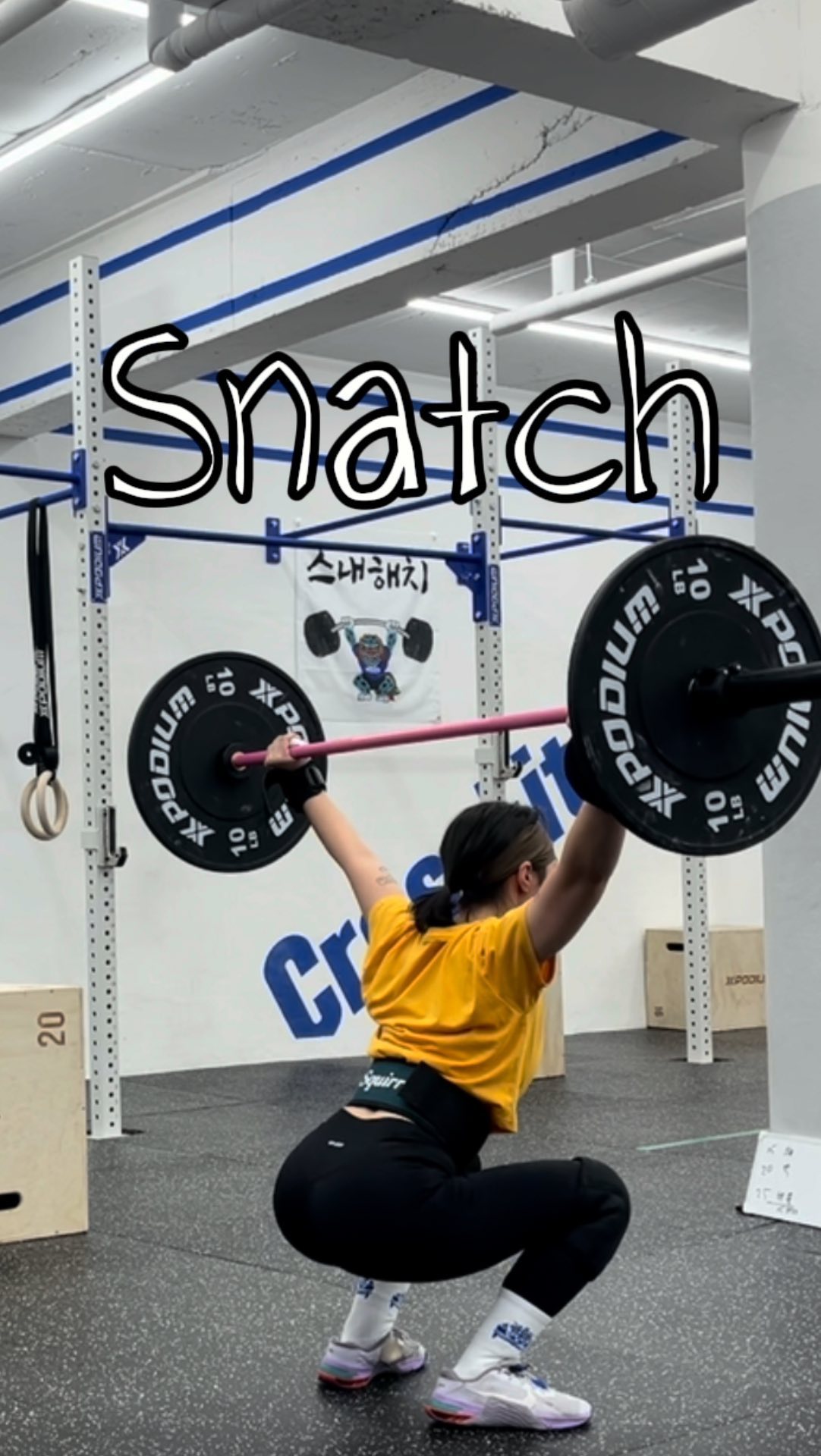 영니가 선물해준 스쿼트 스내치 옷입고
제일 싫어하는 스쿼트 스내치 와드하기
@rlooko 
.
40 min
3R
Squat Snatch (55lb) 15개
Box Jump (24) 20개
Burpee Pull up 25개
OUT : Thruster (55lb) 15개

-기록 38:11
.
모든 장비는 날다람쥐 @crossfit_airsquirrel 🐿️
(DM 주시면 할인쿠폰 발급해드릴게요)
할인코드 ‘지린이’
.
헤어밴드 @paulspollemkr 
🏋🏻‍♀️ @crossfit_haechi_sb