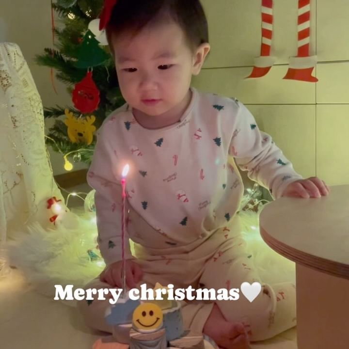 너와 맞는 두번째 크리스마스🎄

벌써 4일째 열과 사투중이지만,그래도 할건 하는 크리스마스 이브
작년에는 불도 못끄는 쪼꼬미였는데 어느새 촛불도 부는 19개월이 되었다

같이 아픈 덕에 크리스마스 연휴는 내내 집콕이지만
귀엽고 사랑스런 내 아기와 두번째 맞는 크리스마스라 행벅🩷
(이제 그만 아프자 젭알 plz🙏)

엄마 소원은 내일은 열 안나는 거 ㅎㅎㅎ
19갤 울 아기 소원은 무얼까?🫣

#메리크리스마스 #크리스마스이브 #19개월아기크리스마스 #두번째크리스마스 #미리크리스마스🎄🎅