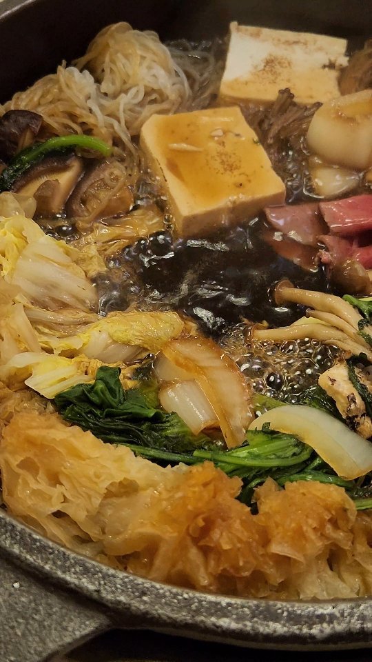 #협찬

스키야키 먹고 싶다고 해서 들린 여의도 도쿄등심
고급스러운 메뉴를 즐기기에 좋은 곳

오늘 메뉴는 런치B코스

우리끼리 조용히 오붓하게 음식을 즐기기 좋은 곳!!

에피타이저부터 메인 스키야키, 디저트까지직원분이 코스별 음식에 대한 설명 친절!!

홀은 물론 개별룸도 있어서 프라이빗하게도 즐길수 있어여.

15~28인까지 수용 가능한 공간도 있다니 회식이나 신년 모임하기에도 좋은 곳이에요.
감사하고 소중한 분 모시고 가도 좋은 곳이에요..

 ✅️ 도쿄등심 여의도점 런치 B코스 메뉴

한입요리[전복, 연어, 세비체]
한우 카르파쵸 🥩 
크림 새우 고로케 🍤 
한우 스키야키 🥩 
무항생제 유정란 🥚 
쌀밥과 한우 미역국
디저트 

도쿄등심 여의도점
주소 : 서울 영등포구 여의나루로 50 한국교직원공제회관 지하1층 9호

 #여의도역맛집 #한우다이닝 #여의도스키야키맛집 #여의도단체회식 #여의도역룸식당 #콜키지프리 #도쿄등심 #도쿄등심여의도