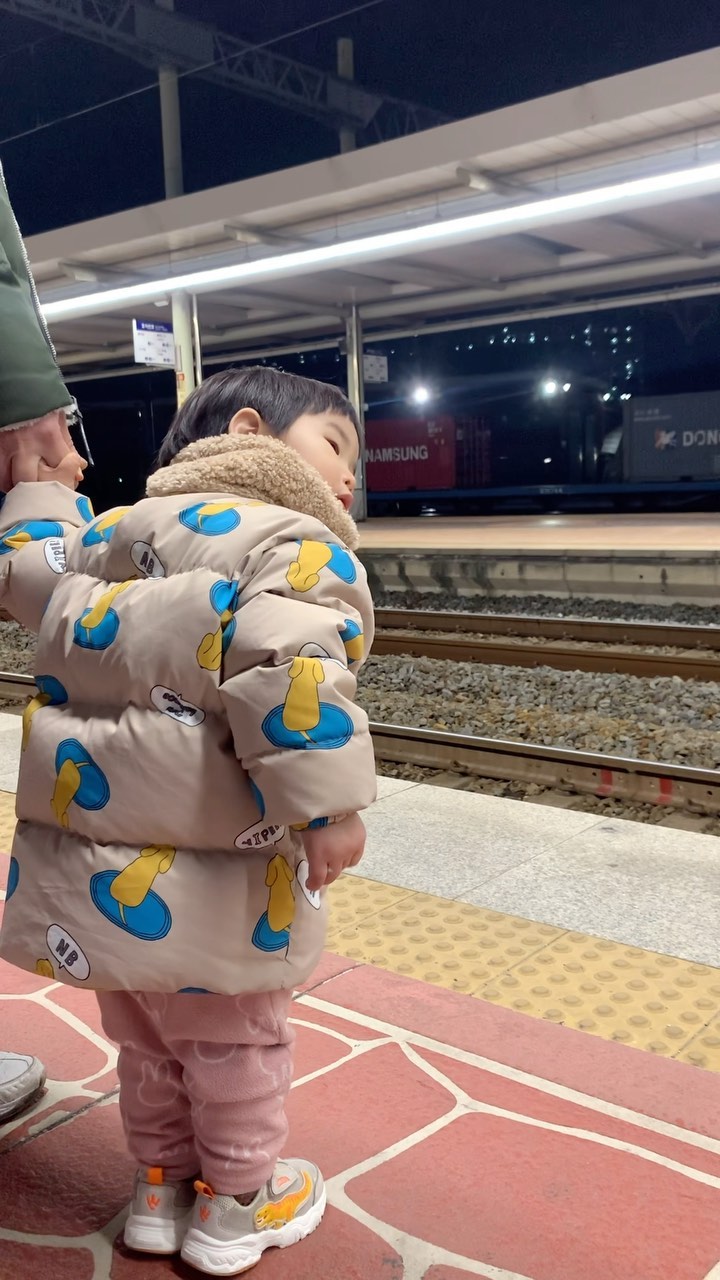 연휴 마무리는 치치포포 이모 배웅가기👋
기차 올때는 발 가지런히 하고 맞이하기🩰