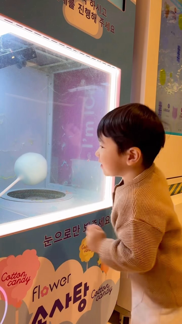 ⠀
솜사탕 만들어주는 기계보면서
안녕안녕 인사하고 너무 행복해하는 귀염둥이🩵
⠀
#호호불면은구멍이뚫리는
#커다란솜사탕
