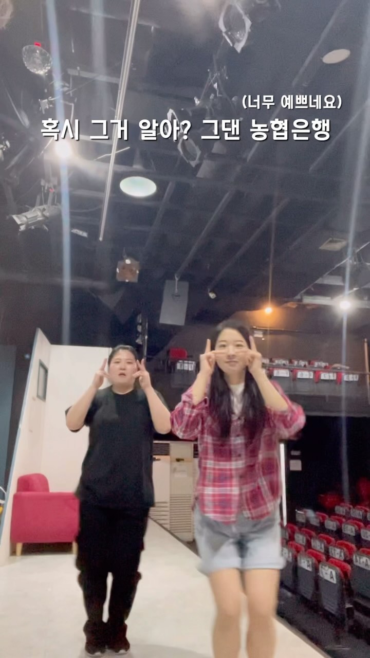 쉬는시간 외국인 컨셉🧅(feat. 지지배배)
.
.
.
#reels #challenge #dance #dancechallenge #어니언하세요챌린지 #어니언하세요 #onion하세요 #이짜나언짜나 #이짜나언짜나챌린지 #연극배우 #연극딜리버리