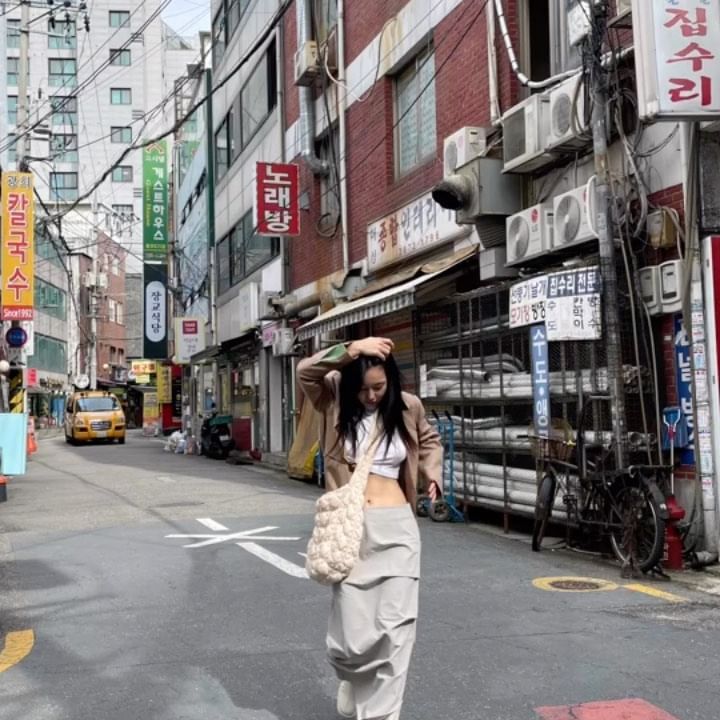 키작은 여자가 로우라이즈로 가을 코디 하는 법

애매한 기장으로 발목이 보이면 더 짧아보여서

저는 애초에 더 긴 기장을 입어버립니다만

그리고 허리로 시선을 돌려버리깃!🤪