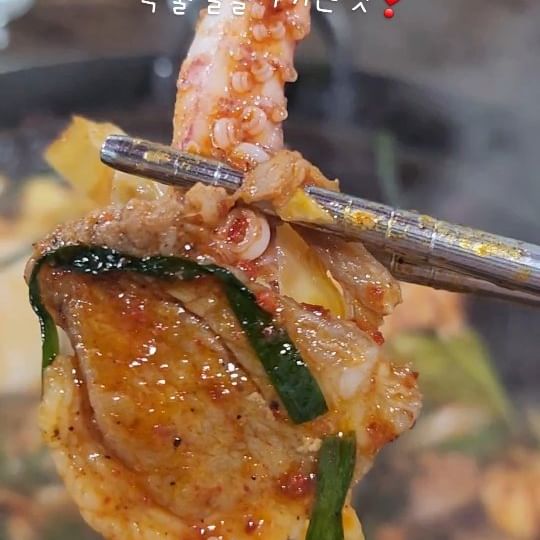 연신내 맛집으로 꼽히는 불오징어집❣️
원래 이름은 두꺼비집인데 불오징어집으로 더 유명한듯ㅋㅋ
메뉴는 오징어볶음과 오징어+삽결살 볶음 
이렇게 딱 두가지만 있다🤤
역시 단일메뉴는 믿먹..❤️
여기 가자고했을때, 왠 오징어! 불금에 오징어 먹으러 줄까지 서야되나 했는데ㅋㅋ
진짜 술이 술술들어가는 맛!!
친구랑 둘이 이날만 각 세병 뿌셨음🥴
.
#연신내 #연신내맛집 #불오징어 #두꺼비집 #연신내불오징어 #연신내맛집추천 #맛집추천