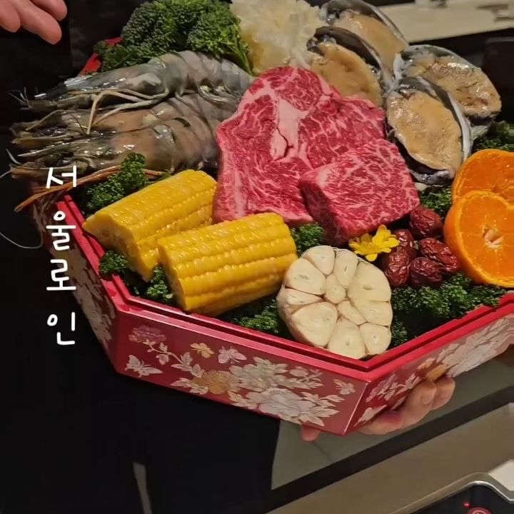 #협찬 @seouloin_official
🥩분위기 좋은 한식코스요리집 '서울로인 서울역점'

넓어서 단체모임하기도좋고 콜키지까지 프리인곳!
모든 코스요리가 깔끔하면서 정갈하고
한우가 너무너무 맛있고 고급지게 나와서
정말 든든하고 행복하게 먹고왔어요

중요한약속이나 기념일 챙길때도 좋아보였고
저도 다음에 모임장소로 여기 추천하려구요!
너무맛있었닷!😋

ㅡ
#서울스퀘어 #서울역맛집 #서울한정식맛집 #불고기맛집 #부모님생신식당 #서울로인 #서울로인서울