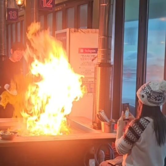 #협찬 #그날이후불타는삼겹살

강렬한 불포퍼먼스로 눈까지 즐거운 고기집
#명지그날이후불타는삼겹살

두툼한 삼겹살을 먹기 좋은 크기로 자른 후
멋진 불포퍼먼스 후에
각종 야채들과 돼지고기를 
철판 위에서 맛있게 구워줘요.

1인분 300g으로 양도 많은데요.
철판 볶음밥 먹고싶었는데 배 불러서 못 먹었네요..🥲

#부산명지맛집 #불타는삼겹살 #명지신도시맛집 #명지고기집 #명지삼겹살 #부산철판구이 #명지맛집 #철판삼겹살 #당구대삼겹살