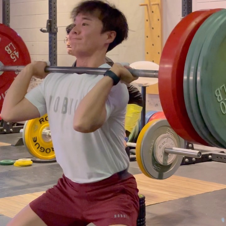 무릎에서도 받고도 2초씩은 정지한것 같은데...

아님말고🤪

#크로스핏 #crossfit #운동하는의사 #오운완 #짐웨어 #피트니스 #역도 #weightlifting #fitness