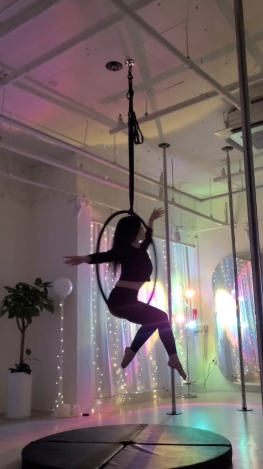 오늘 자연쌤(@season_pole__ryeon_ah)#에어리얼후프 수업🩷
너무너무 아름다운 콤보에, 예쁜 조명까지이🙈✨️