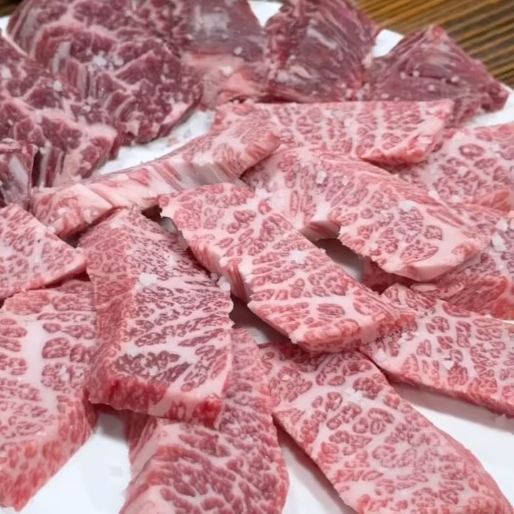 𖤐

남다른 마블링과 육향, 
100g당 23000원 가성비까지 좋은 소고기 맛집 
우각정본점 입니다.

유튜버 정육왕이 다녀간 소고기맛집이죠~🥩
특갈비살을 주문하면 
꽃갈비살과 안창살이 함께 나오는데요.
육즙팡팡 완전 감동의 도가니 입니다.😍

사이드로 한우육회비빔밥이랑 한우국밥을 주문했는데,
역시나 맛있었구요.
점심 특선으로 단품으로도 만나볼수 있는데 
연세드신분들이 많은곳은 
정말 찐맛집이구나 라는것을 느낄수 있습니다.
부드러운 육회가득, 한우가득 국밥까지 모자람이 없던곳,
괜히 블루리본을 달고 있는게 아니었어요.

무엇보다 참숯에 구워먹는 소고기는 엄지 척!👍🏻

소고기 외식은 우각정본점으로 가세요.
사랑받을수 있다고 자신있게 말할수 있습니다.

📍우각정본점
대구 수성구 신천동로 450
설날은 2월 10일, 11일 이틀 휴무

#우각정 #우각정본점 #대구소고기맛집 #대구수성구소고기맛집 #정육왕 #정육왕추천