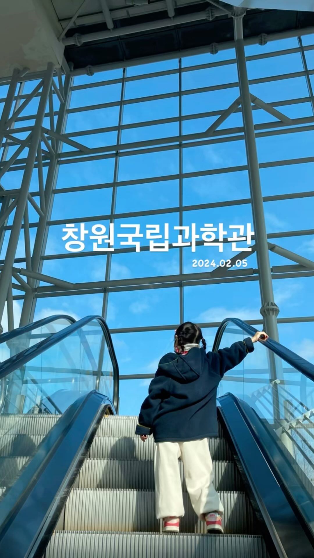 -
리뉴얼 하고 처음 갔는데
눈치게임은 성공 ㅋㅋ
저번에 함안에 새로 생긴곳은.. 뭐하나 체험하려면 30분씩 줄서야했는데 😭
요긴 그렇게 대기 길지 않았음
오픈런 해서 1차 토끼 밥주고
2차 체험관 돌고
3차 영화 한편 보고
4차 보드게임+색칠놀이 하고
집에 갈려는데 친구 만나서 1.2차 다시 또함 ㅋㅋ
-
리뉴얼 전엔 사실 노잼… 이었는데
이번엔 제법 놀거리들이 많아져서 심심할때 갈만 할듯
(아직 과학의 원리는 이해못하지만 ㅋㅋㅋ)
마산, 창원에도 요런 체험관들이 많이 생기면 좋겠당💖
-
-
#창원국립과학관 #창원국립과학체험관 #창원가로수길#창원아이랑가볼만한곳 #마산아이랑가볼만한곳 #창원#마산#함안#경남