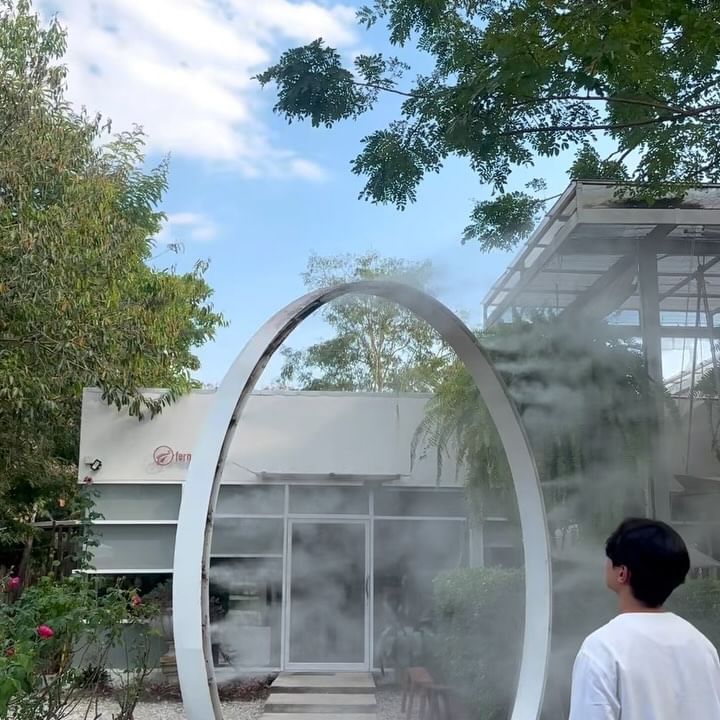 🚪🕊️인간세계와 연결된 차원의 문

치앙마이 좋은 카페들은 다 택시타고 나가야 하는 것을...😅
아바타 분위기로 유명한 촘 카페 래스토랑과 가까워 식사 후 다녀가에 좋은 코스!

낮에만 잠깐 더위 식힐 겸 원구 구조물에서 뿌려주는 물로 독특한 분위기를 연출해, 차원의 세계에 들어온 것만 같은 기분!

———————————————————————
📍 𝗙𝗲𝗿𝗻𝗽𝗿𝗲𝘀𝘀𝗼 𝗮𝘁 𝗟𝗮𝗸𝗲
⏰ 매일 07:30 - 18:30

#치앙마이한달살기 #치앙마이여행 #치앙마이카페 #chiangmaicafe #fernpressoatlake #fernpresso 
————————————————————————

🙋🏻‍♂️ 다시 시작된 치앙마이 한달살기!
🇹🇭 실시간 치앙마이 여행 정보는 @mister__travel 에서!

🇹🇭 #여행은미스터트래블 in #태국 #치앙마이
ⓒ2024. 𝘔𝘪𝘴𝘵𝘦𝘳 𝘛𝘳𝘢𝘷𝘦𝘭 𝘈𝘭𝘭 𝘳𝘪𝘨𝘩𝘵𝘴 𝘳𝘦𝘴𝘦𝘳𝘷𝘦𝘥