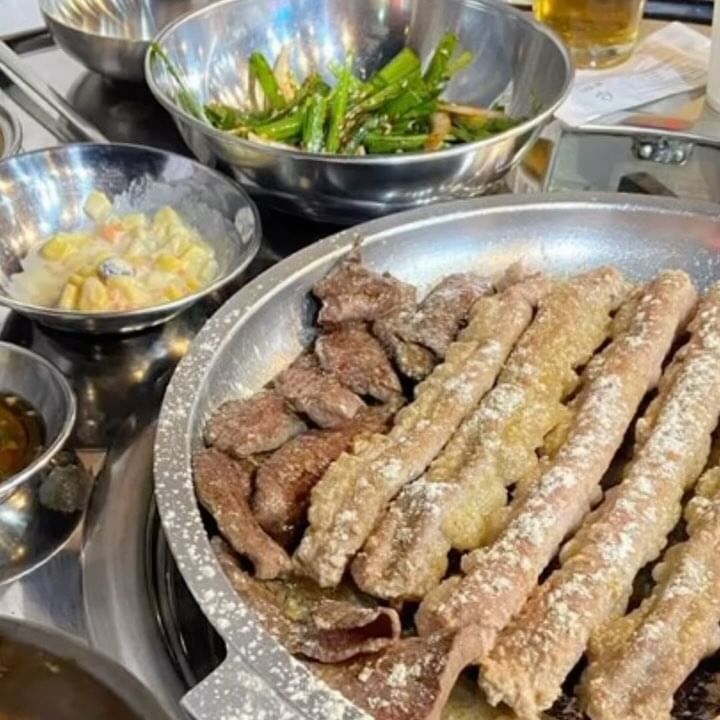 고양시 대표 곱창 맛집 ⭐️⭐️⭐️⭐️⭐️
.
#원조한우곱창 🐷
.
고~~소한 곱창이랑! 부추의 조합은 최~~고🫶
.
곱창먹고 2차전으로 볶음밥 먹었는데~

가성비 대~~박이에요⭐️
.
사장님 대박 친절하시고!
.
맛있어서 재방문 하고 싶어요🫶
.
주엽역 1분거리에 위치해서 회식장소로 추천합니다✨
.

#주엽역한우곱창 #주엽역맛집