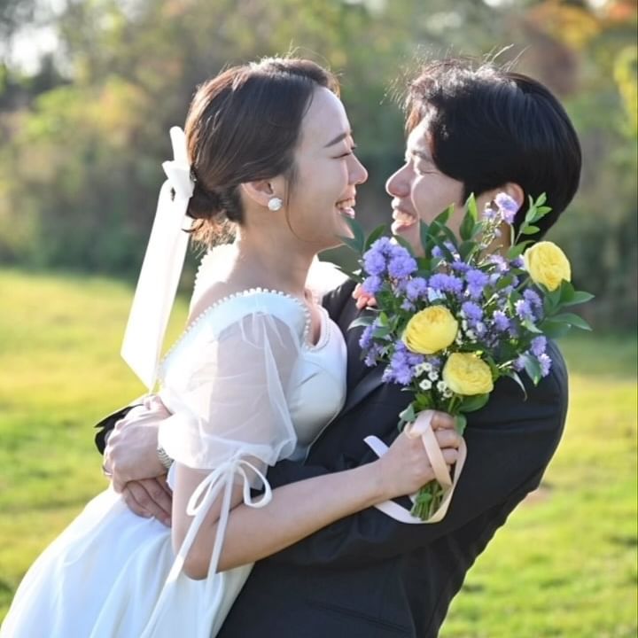 Jumping out of joy at the wedding photoshoot☀️
웃음이 끊이질 않았던 야외 스냅
몇장만 올리기엔 우리 둘다 너무 행복해 보여서🥰
개인적으로 달려가서 안기는 포즈는 아드레날린 폭발✨

@chayandjoe ❤️