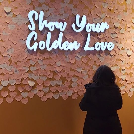 발렌타인 데이를 맞아 
페레로로쉐가 광화문에 팝업스토어를 열어서
채리와 함께 다녀왔어요~🩷
페레로로쉐 이벤트도 참여해서 테이스팅도 하고
골든러브 메시지도 남겨보고 재밌는 경험
-
#페레로로쉐팝업스토어 #광화문팝업스토어
#세딸맘그램 #육아맘그램 #일상그램🌿 #ferrerorocher
