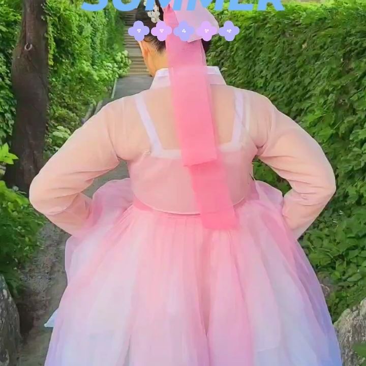 🪻수국 막차타러 다녀옴!!

지난 주말 이틀 연속 오픈런으로 겨우 get한
아랑한복의 그라데이션 캉캉치마와 덧치마 조합
너무너무 더웠지만... 그래도 한복은 사랑... 🫠

@arang.hanbok 

#한복 #아랑한복 #청춘한복아랑 #그라데이션한복 #한복스타그램 #한복러버❤️ #수국길 #서울수국 #서울수국명소