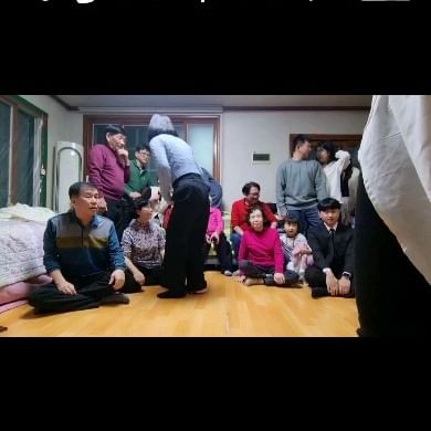 명절에 가족사진 찍기📷

결혼 후에도 난 왜 엄마 시댁을 가야하는지 모르겠지만
우리 할머니 만나고~ 슬로바키아에서 오신 고모 만나고
오랜만에 거의 다 모여 사촌동생들 만나니 좋았다😍

#가족사진